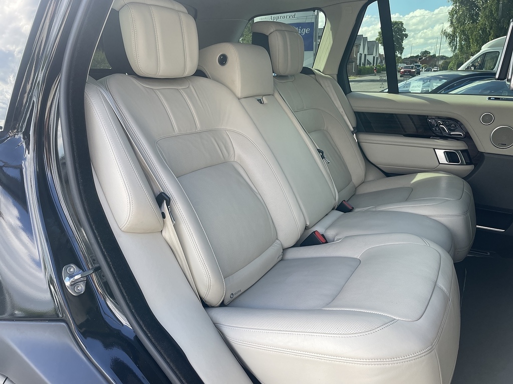 Land Rover Range Rover Vogue Black #34