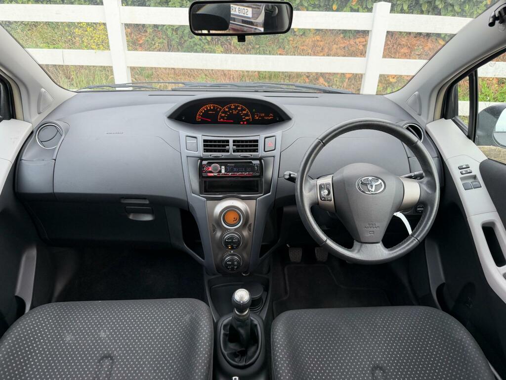 Toyota Yaris 1.0 Vvt-i T Spirit Euro 5 Grey #2