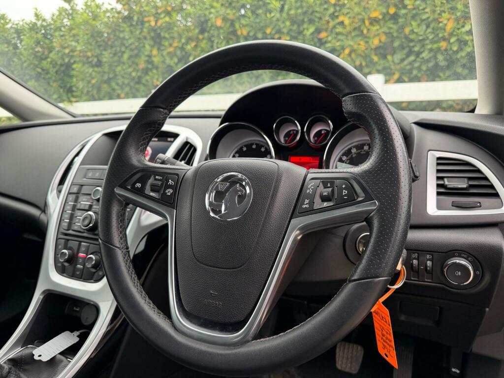 Vauxhall Astra Hatchback White #20