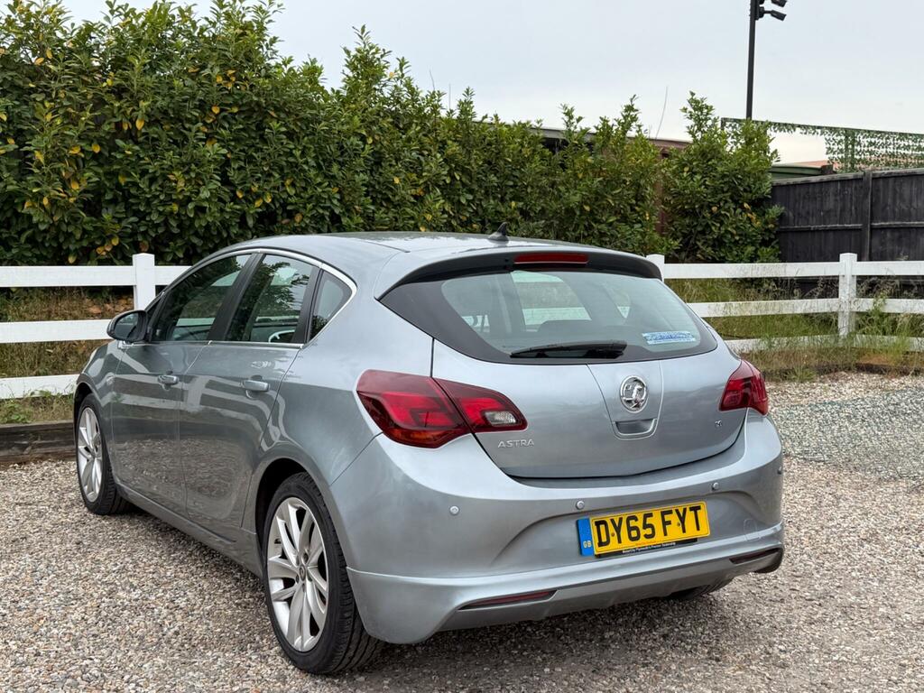 Vauxhall Astra Hatchback White #9