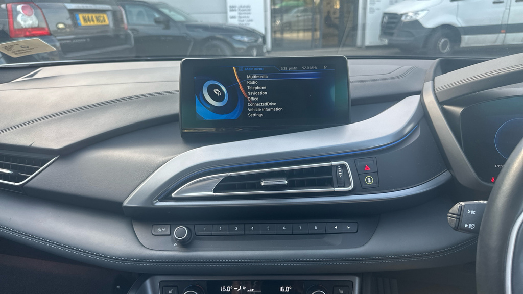 BMW i8 2dr Auto White #8