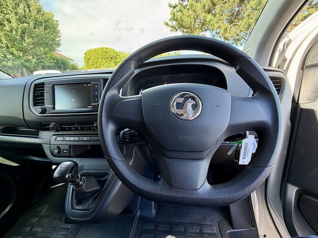 Vauxhall Vivaro F3100 Pro White #32
