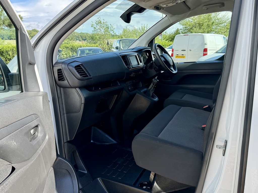 Vauxhall Vivaro F3100 Pro White #24