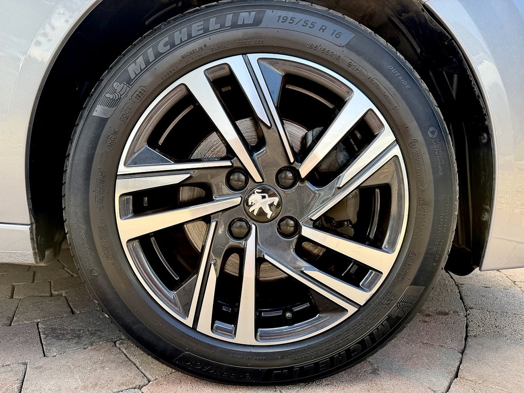 Peugeot 208 Puretech Allure Premium Ulez Grey #4