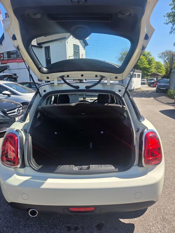 Mini Hatch Hatchback 1.5 Cooper Classic Euro 6 Ss 201 ND69AZG White #4