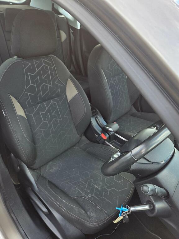 Peugeot 2008 Active White #8