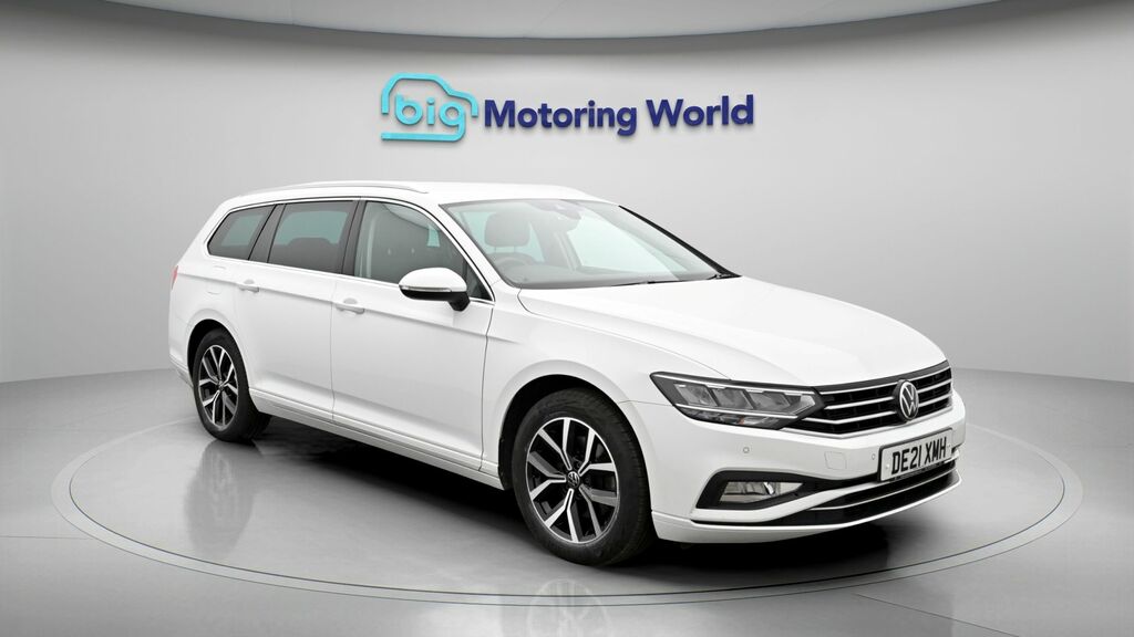 Volkswagen Passat Sel White