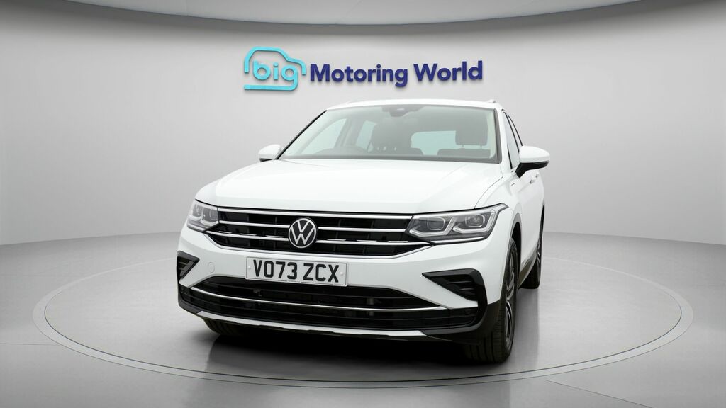 Volkswagen Tiguan Elegance VO73ZCX White #2