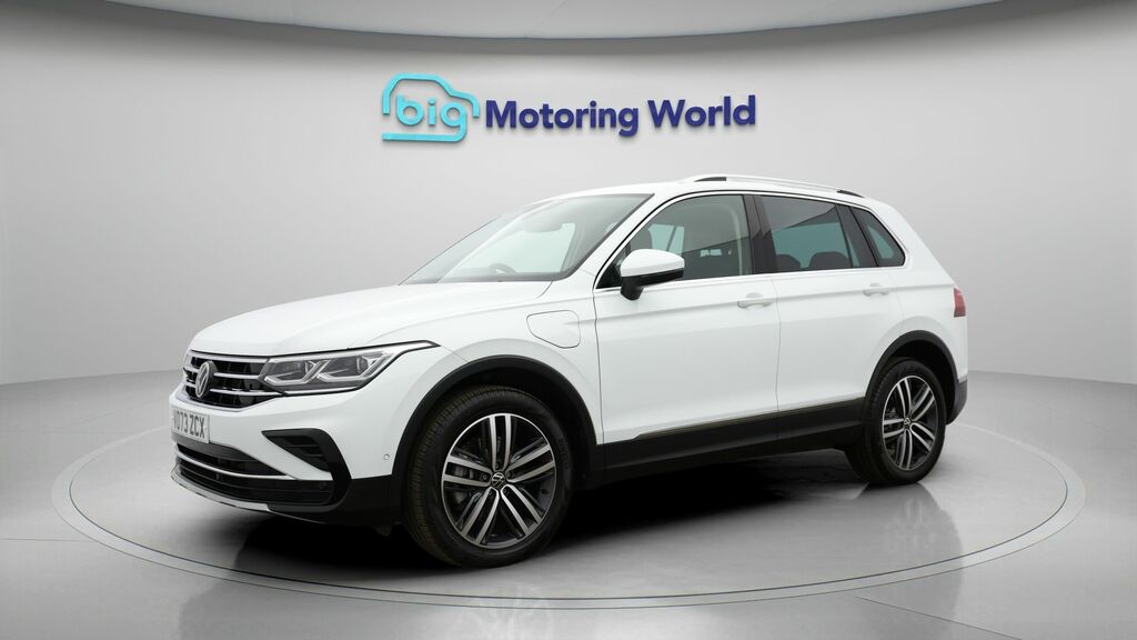 Volkswagen Tiguan Elegance VO73ZCX White #3