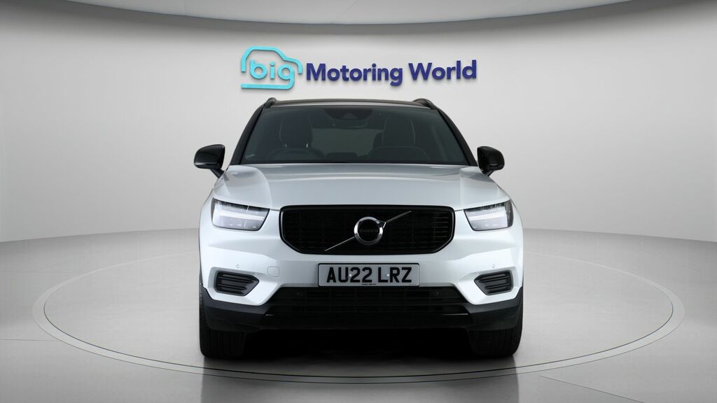 Volvo XC40 R-design AU22LRZ White #2