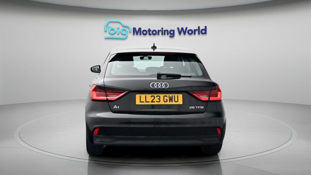 Audi A1 Technik Black #6