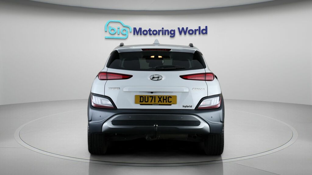 Hyundai Kona Premium White #6
