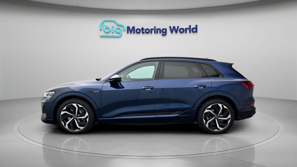 Audi E-tron Black Edition Blue #4