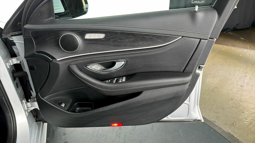 Mercedes-Benz E Class E300de Amg Line Premium 9G-tronic Black #14