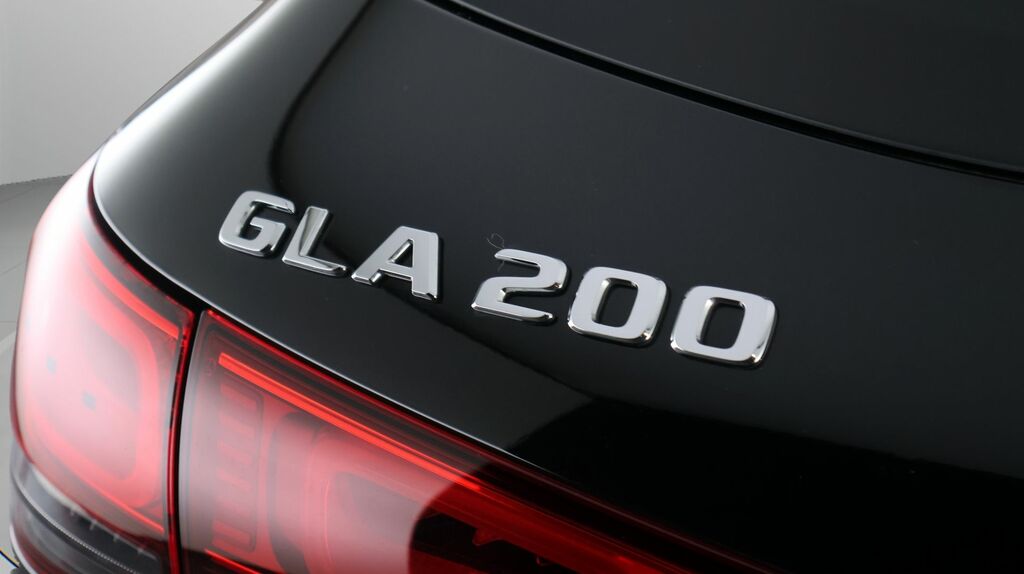 Mercedes-Benz GLA Class 180 Amg Line Premium Black #24