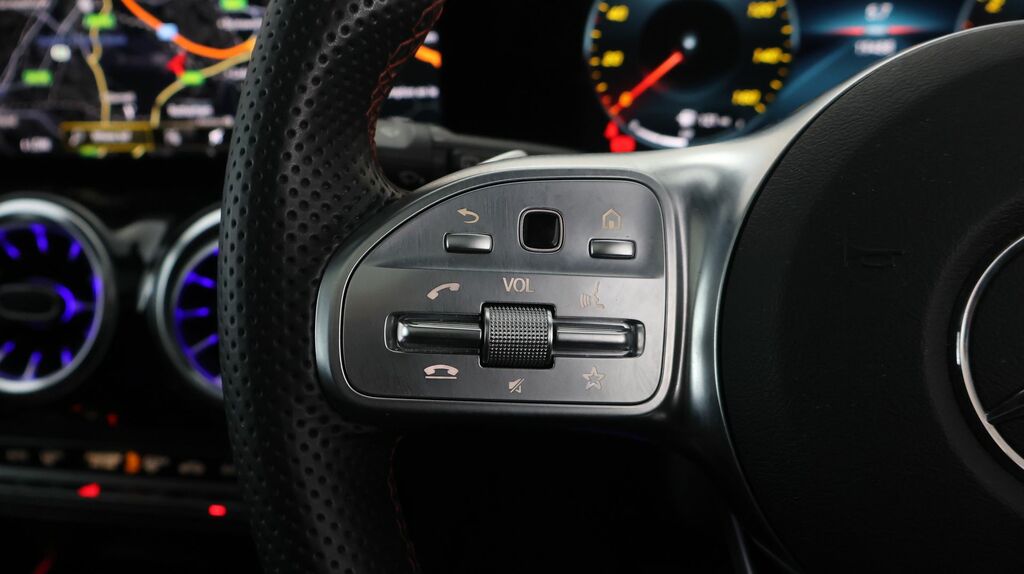 Mercedes-Benz GLA Class 180 Amg Line Premium Black #23