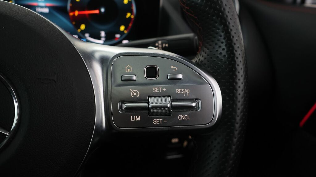 Mercedes-Benz GLA Class 180 Amg Line Premium Black #25