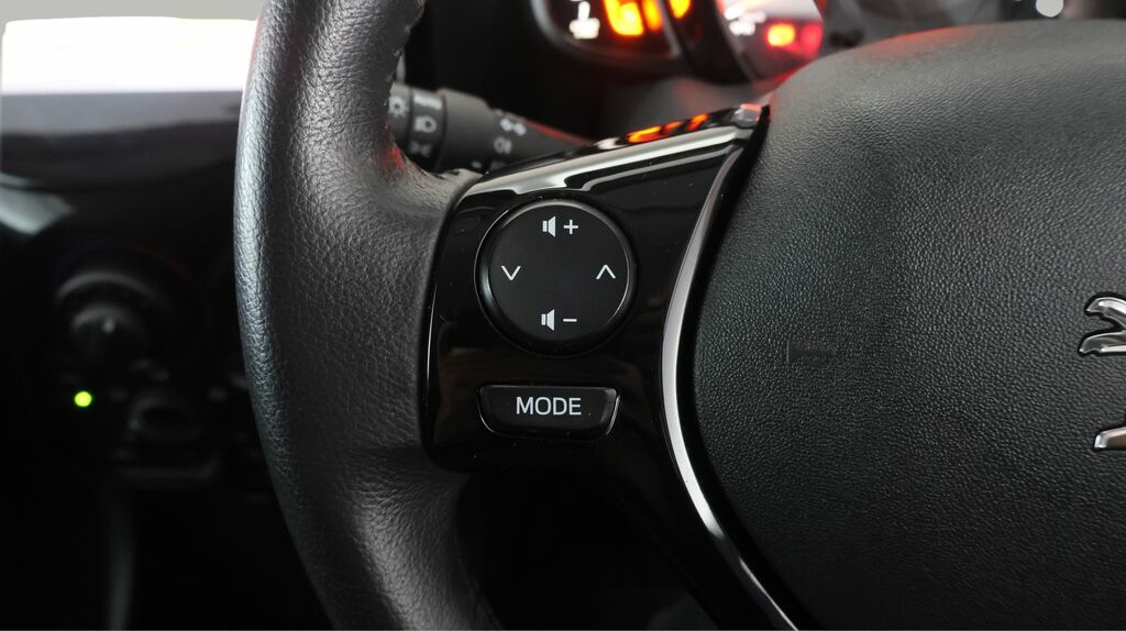 Peugeot 108 1.0 Active White #22