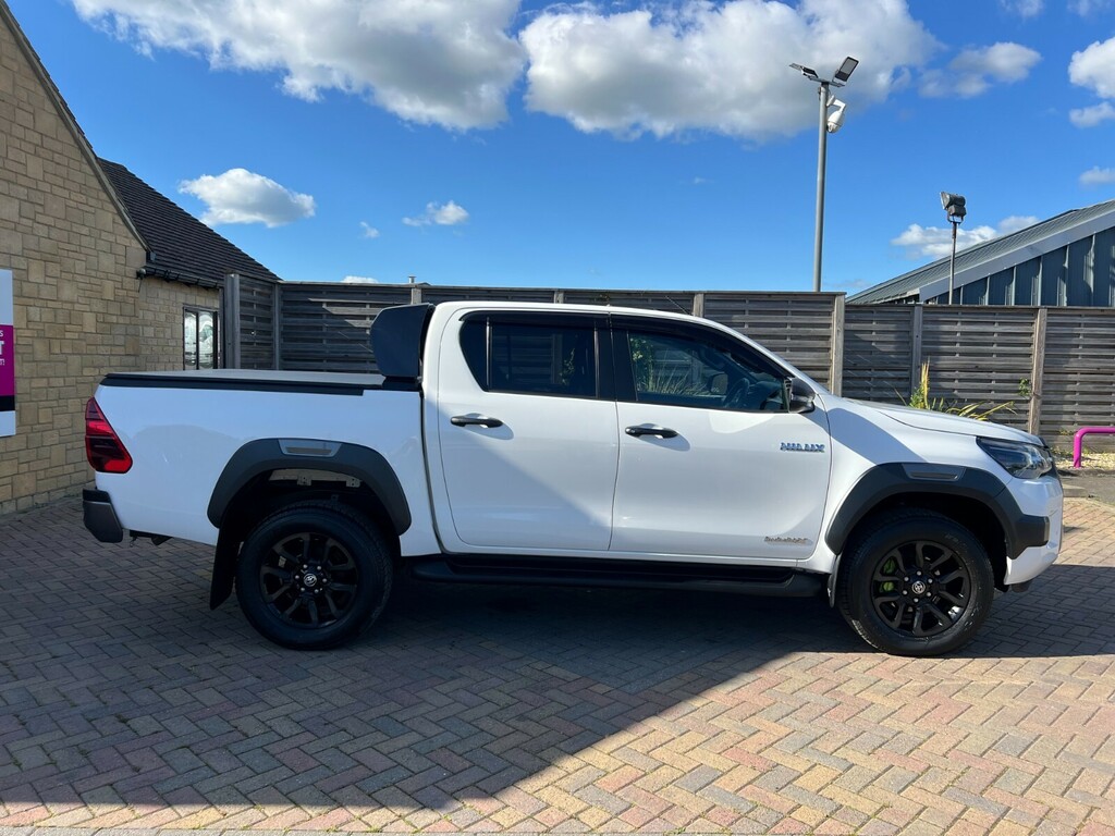 Toyota HILUX D-4d 204 Invincible X 4Wd Double Cab With Tonneau White #2