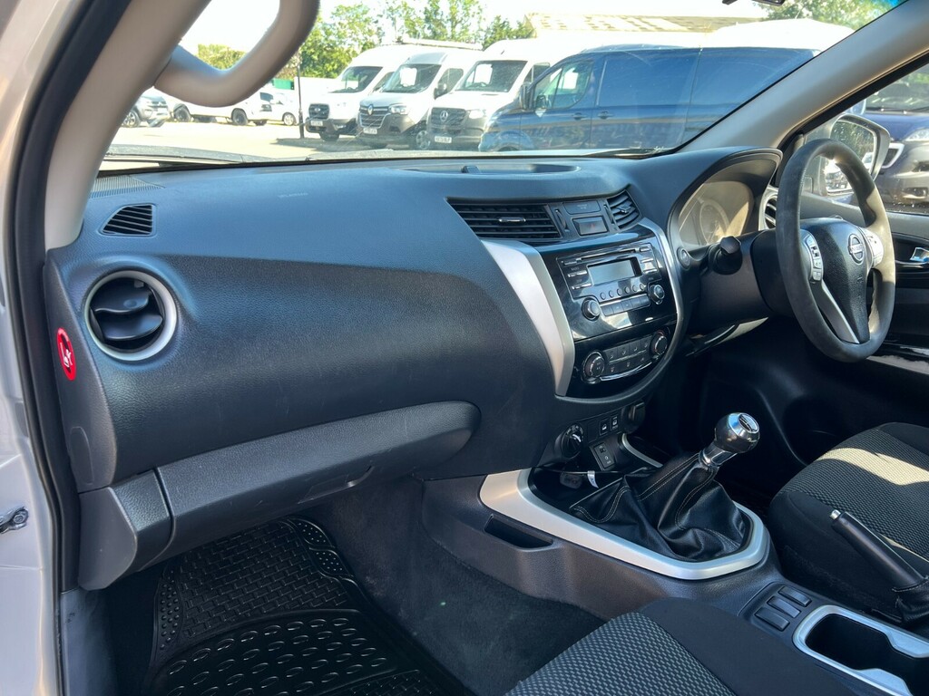 Nissan Navara Double Cab Pick Up White #25