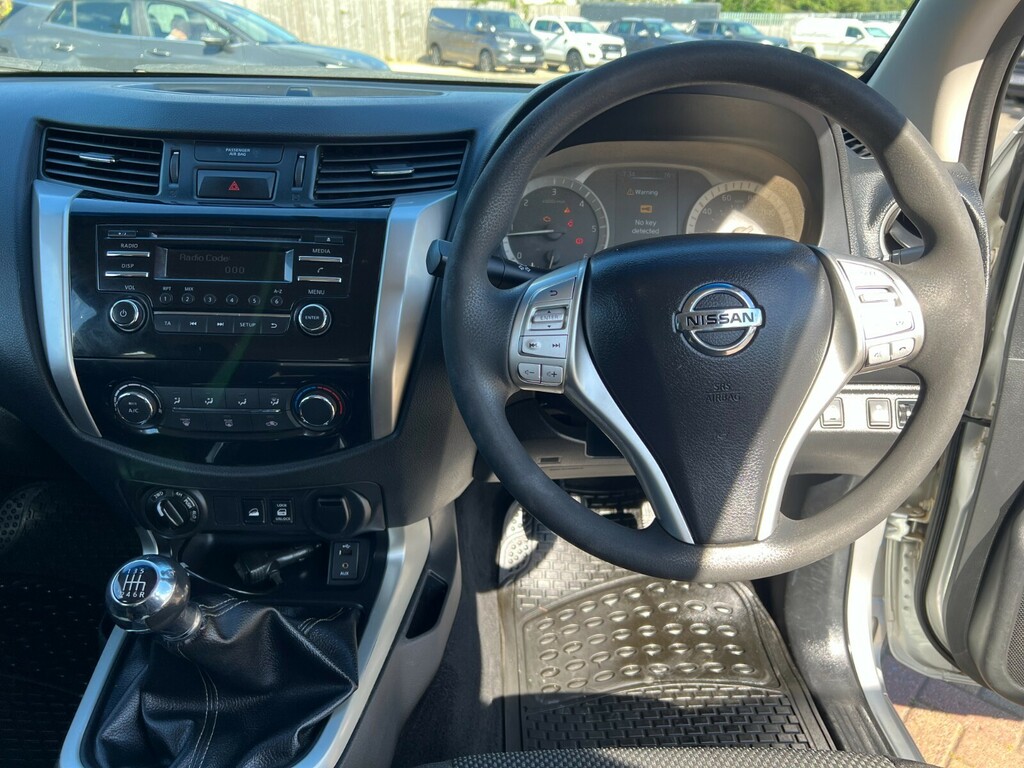 Nissan Navara Double Cab Pick Up White #12