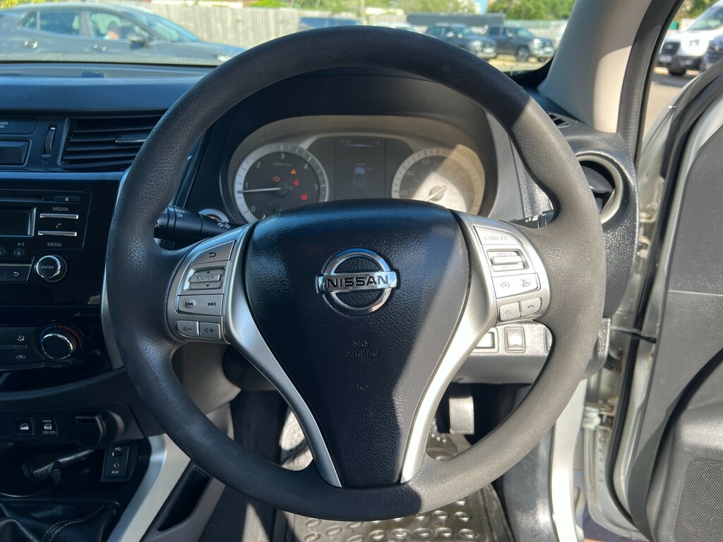 Nissan Navara Double Cab Pick Up White #13