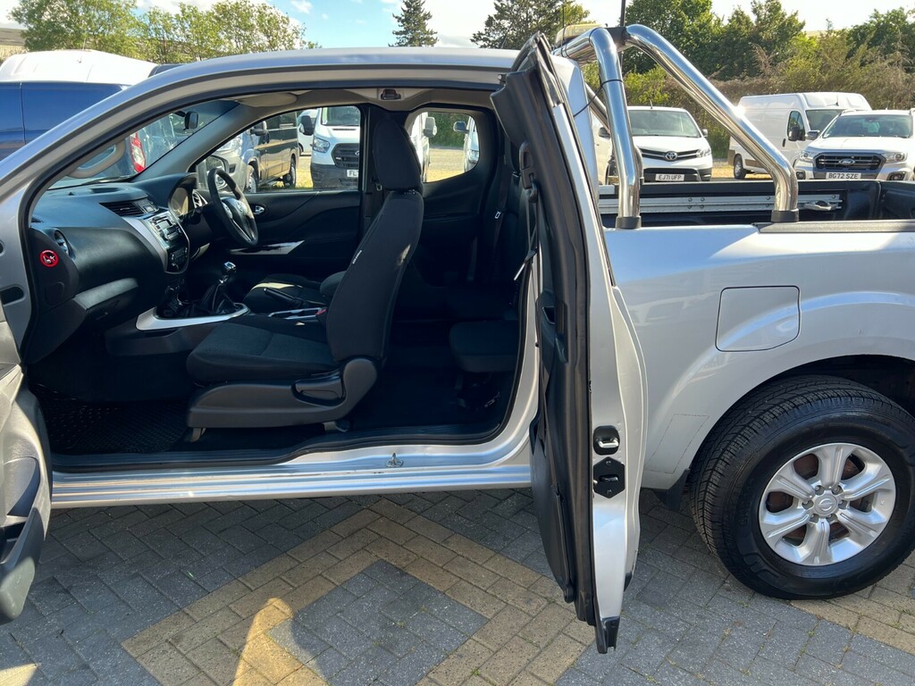 Nissan Navara Double Cab Pick Up White #31