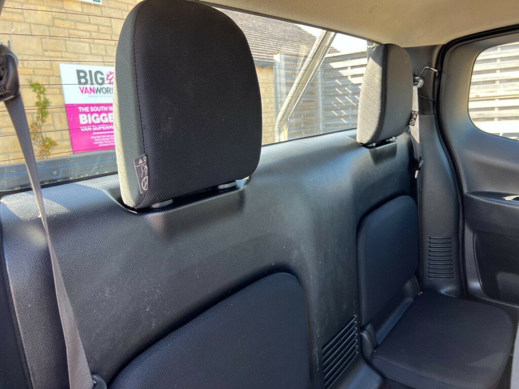 Nissan Navara Double Cab Pick Up White #30