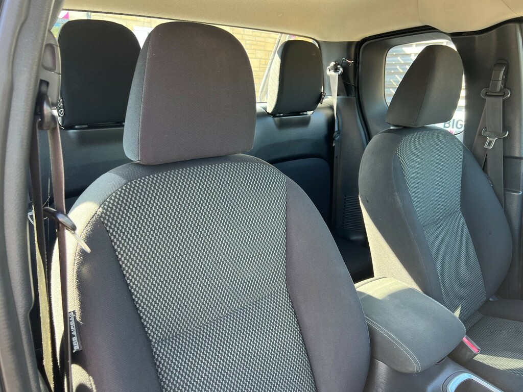 Nissan Navara Double Cab Pick Up White #9
