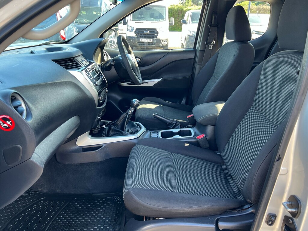 Nissan Navara Double Cab Pick Up White #26