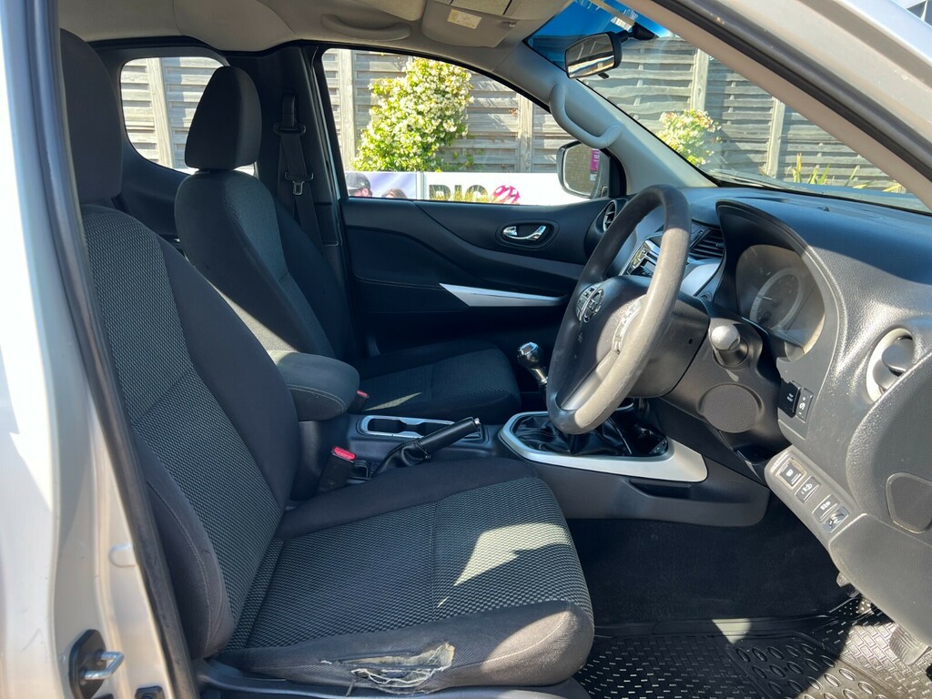 Nissan Navara Double Cab Pick Up White #10