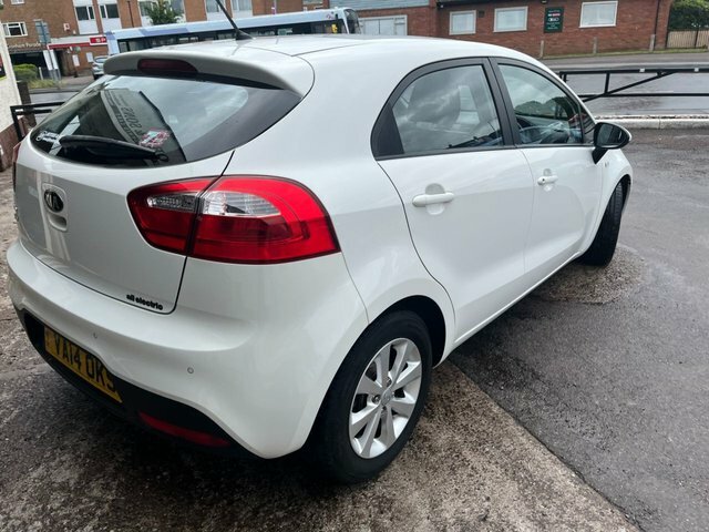 Kia RIO 1.25 Vr7 Hatchback White #4