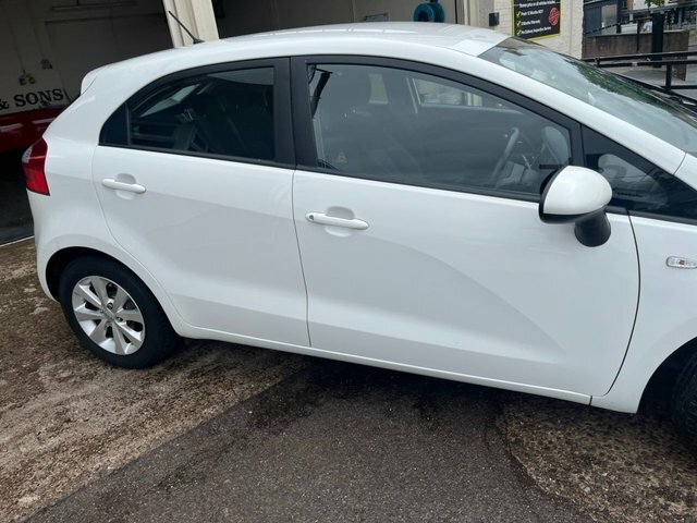 Kia RIO 1.25 Vr7 Hatchback White #3