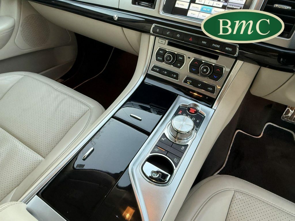 Jaguar XF 2.2D Luxury Saloon White #19