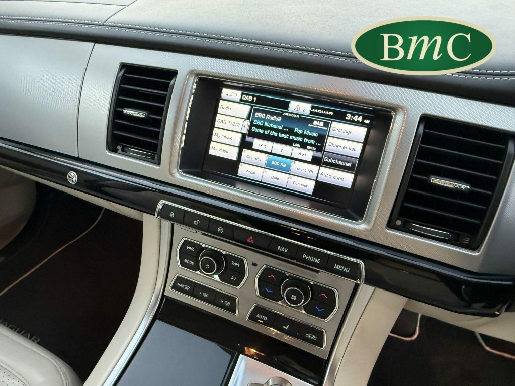 Jaguar XF 2.2D Luxury Saloon White #18