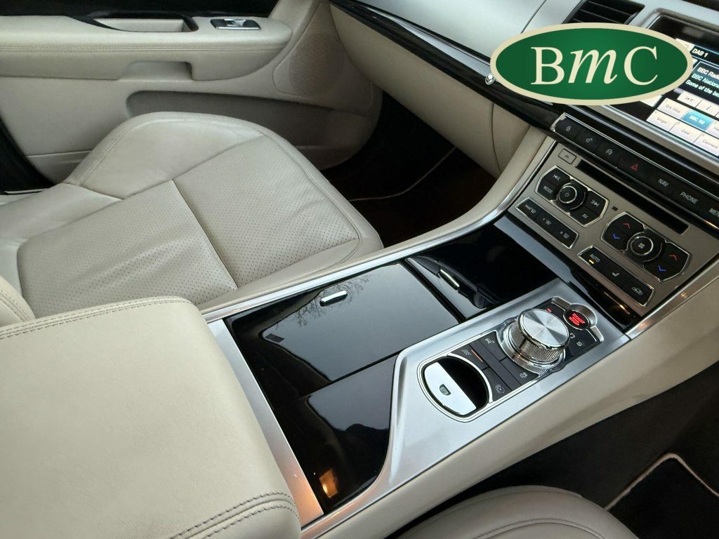 Jaguar XF 2.2D Luxury Saloon White #21