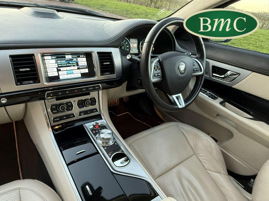 Jaguar XF 2.2D Luxury Saloon White #13