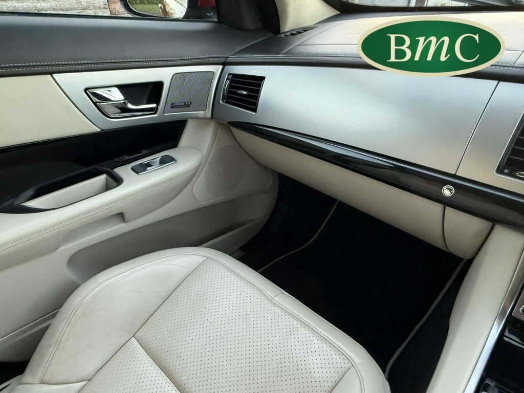 Jaguar XF 2.2D Luxury Saloon White #36