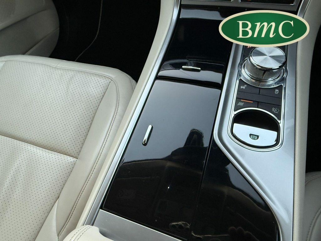 Jaguar XF 2.2D Luxury Saloon White #40