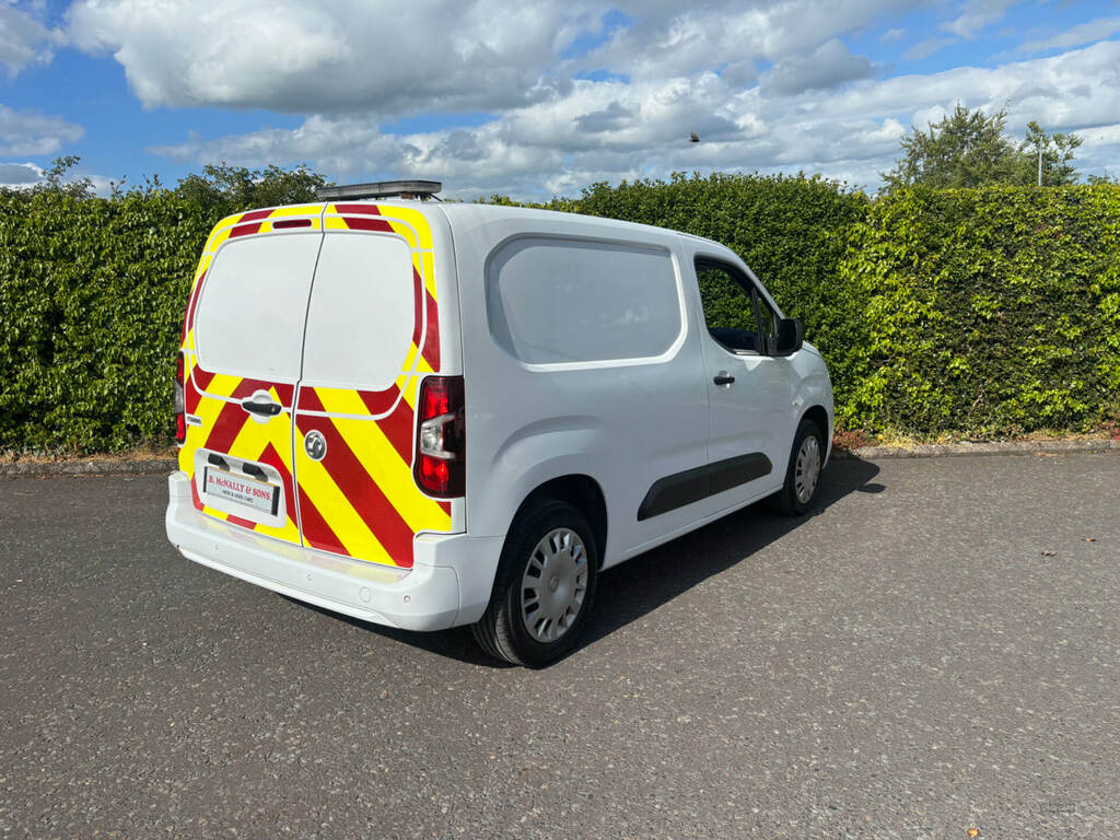 Vauxhall Combo 2000 1.5 Turbo D 100Ps H1 Sportive Van XGZ5998 White #4