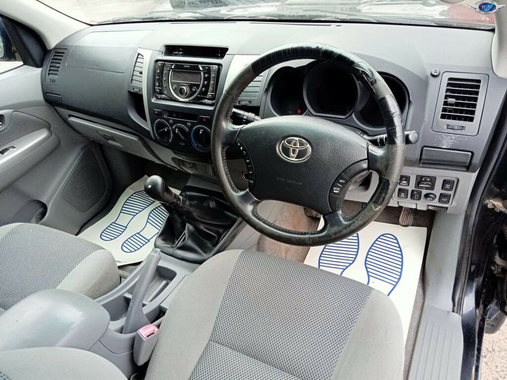 Toyota HILUX 2.5 D-4d Hl3 Black #2