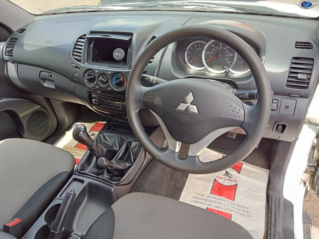Mitsubishi L200 2.5 Di-d 4Life 2015 WO15DVG White #2