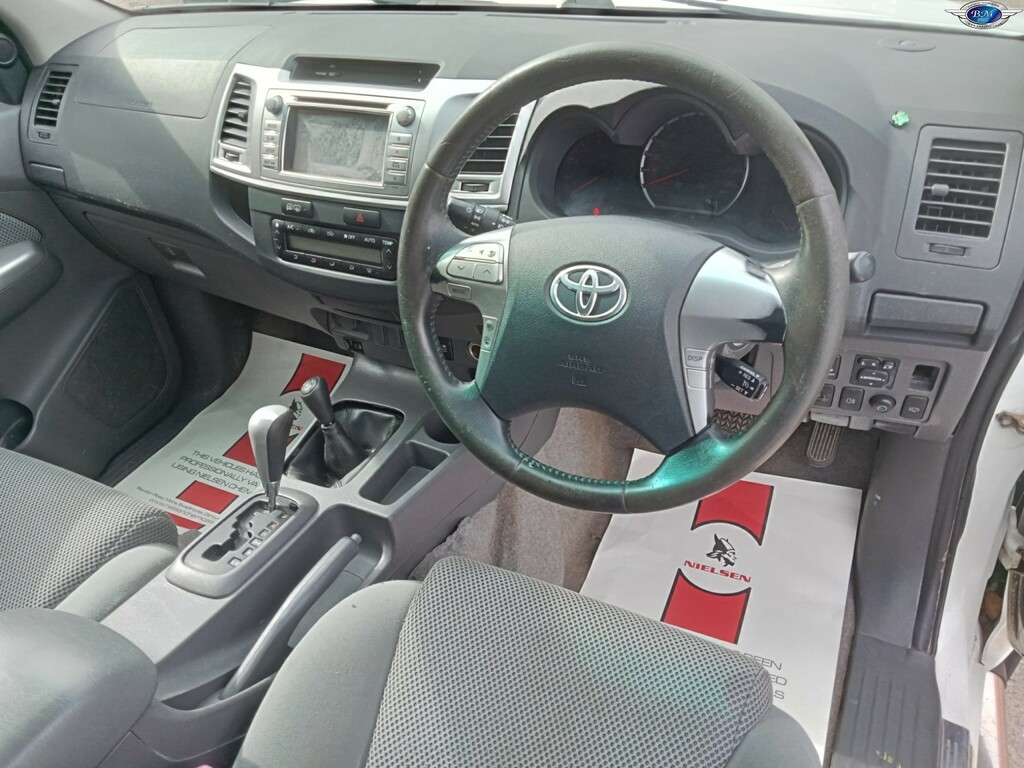 Toyota HILUX Invincible 4X4 D-4d Dcb White #2