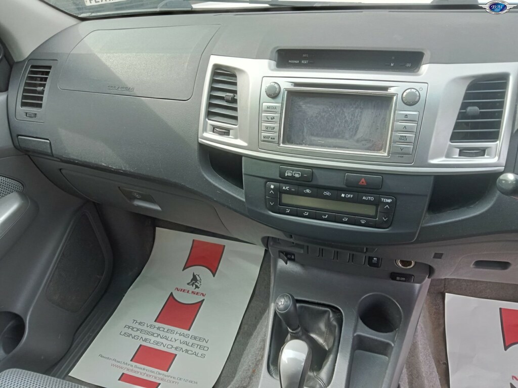 Toyota HILUX Invincible 4X4 D-4d Dcb White #9