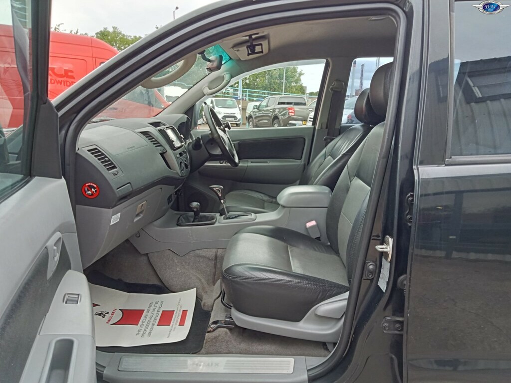 Toyota HILUX 4X4 D Black #17