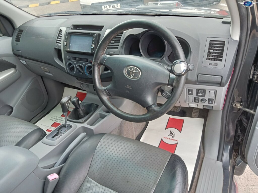Toyota HILUX 3.0 D-4d Invincible Black #2