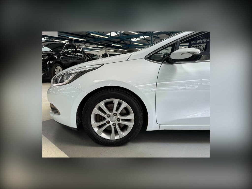 Kia Ceed 1.6 Crdi Ecodynamics 2 Hatchback White #4