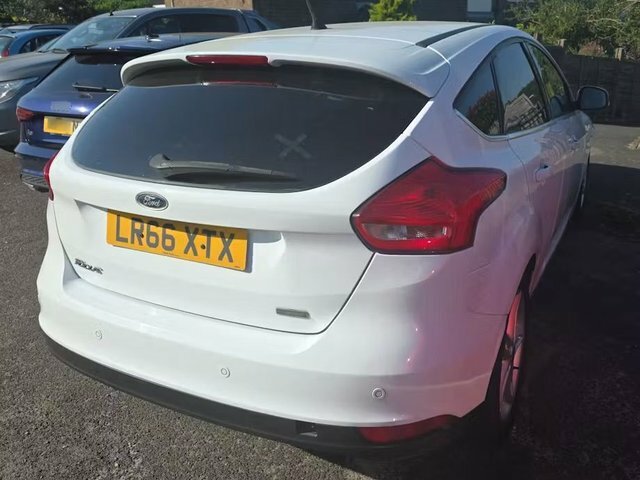 Ford Focus 1.0T Ecoboost Titanium Hatchback LR66XTX White #4