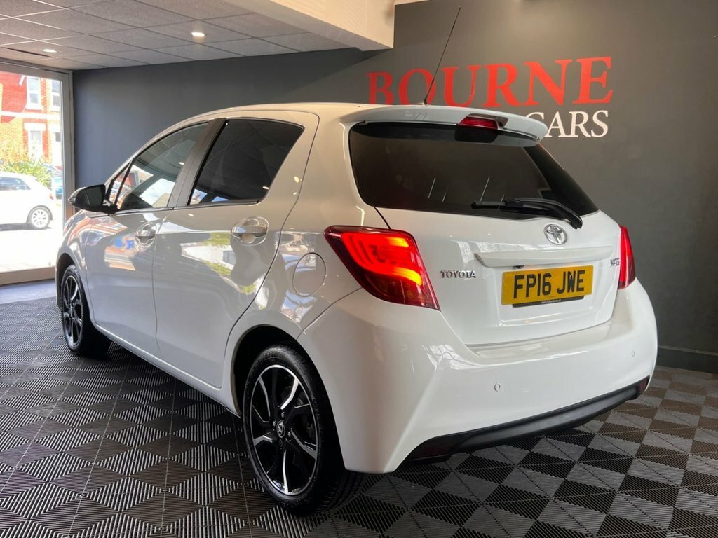 Toyota Yaris 1.3L Design FP16JWE White #3