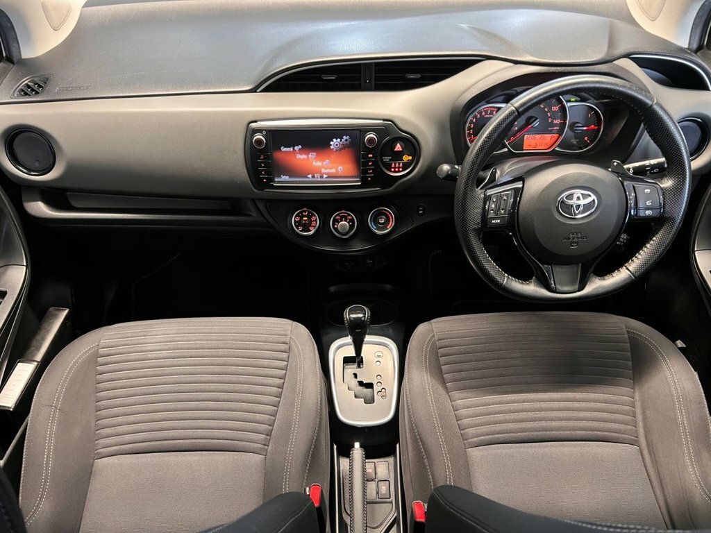 Toyota Yaris 1.3L Design FP16JWE White #6